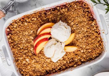 Simple and delicious peach crumble recipe.